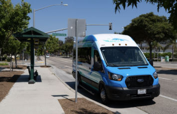A “The Wave” van parking at the bus stop on El Colegio Road and Embarcadero del Mar, one of the pickup points for this microtransit service. Shengyu Zhang / Daily Nexus