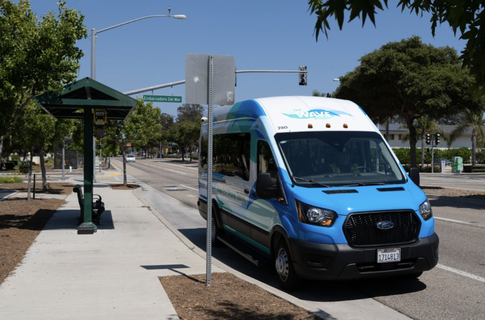 A “The Wave” van parking at the bus stop on El Colegio Road and Embarcadero del Mar, one of the pickup points for this microtransit service. Shengyu Zhang / Daily Nexus