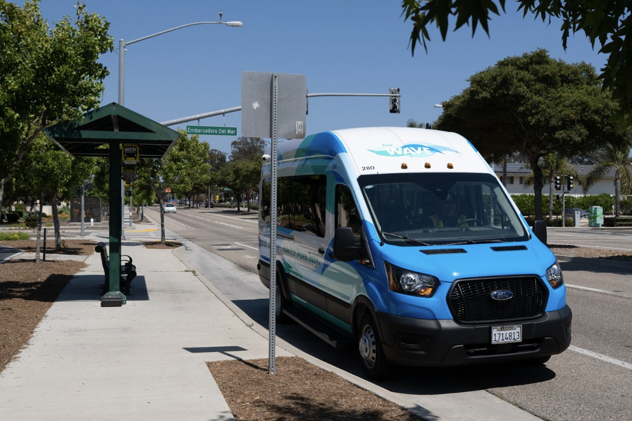 A “The Wave” van parking at the bus stop on El Colegio Road and Embarcadero del Mar, one of the pickup points for this microtransit service. Shengyu Zhang / Daily Nexus